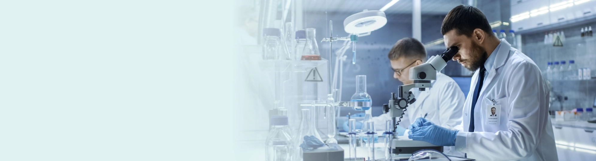 Natural Pharmaceuticals Hepactum™ FORTE teadlane vaatab laboris mikroskoobi sisse.
