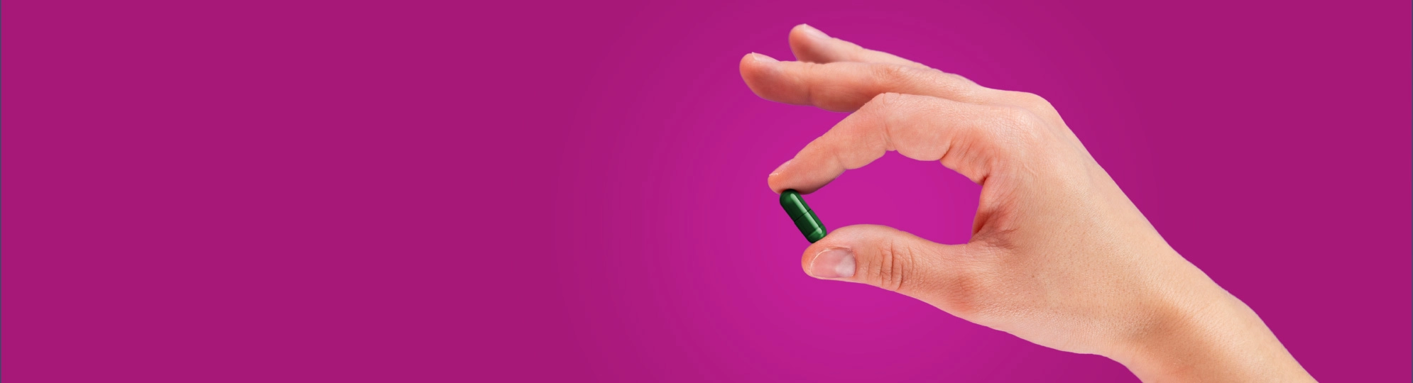 Natural Pharmaceuticals Hepactum™ FORTE käsi hoiab kapslit sõrmede vahel.